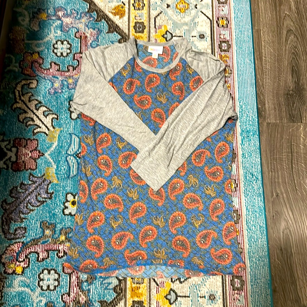 Beautiful Lularoe baseball tee (Randy) - xs
